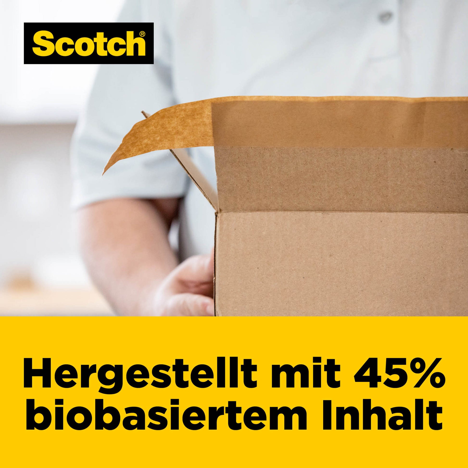 Eine Person hält einen offenen Karton. Links oben ist das 3M-Logo zu sehen. Ein gelbes Banner unten zeigt: "Hergestellt mit 45 % biobasiertem Inhalt." Perfekt für Scotch® Box Lock™ Papier-Verpackungsband, 48 mm x 22,8 m.