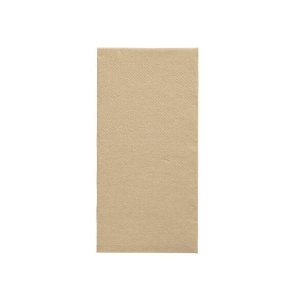 Un tovagliolo di carta rettangolare e marrone della 'DAILY Collection' di PAPSTAR in 1/8 piega (32 cm x 32 cm) è centrato su uno sfondo bianco semplice. Il tovagliolo offre un comfort sostenibile con la sua texture liscia e l'assenza di motivi o disegni visibili, diventando così un'aggiunta elegantemente semplice a qualsiasi decorazione da tavola.