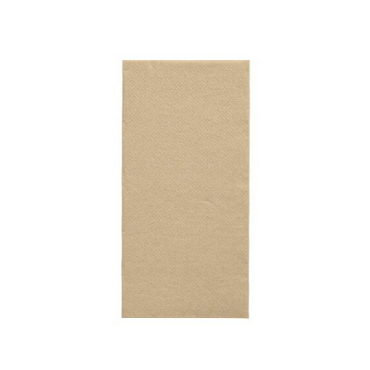 Un tovagliolo di carta rettangolare e marrone della 'DAILY Collection' di PAPSTAR in 1/8 piega (32 cm x 32 cm) è centrato su uno sfondo bianco semplice. Il tovagliolo offre un comfort sostenibile con la sua texture liscia e l'assenza di motivi o disegni visibili, diventando così un'aggiunta elegantemente semplice a qualsiasi decorazione da tavola.