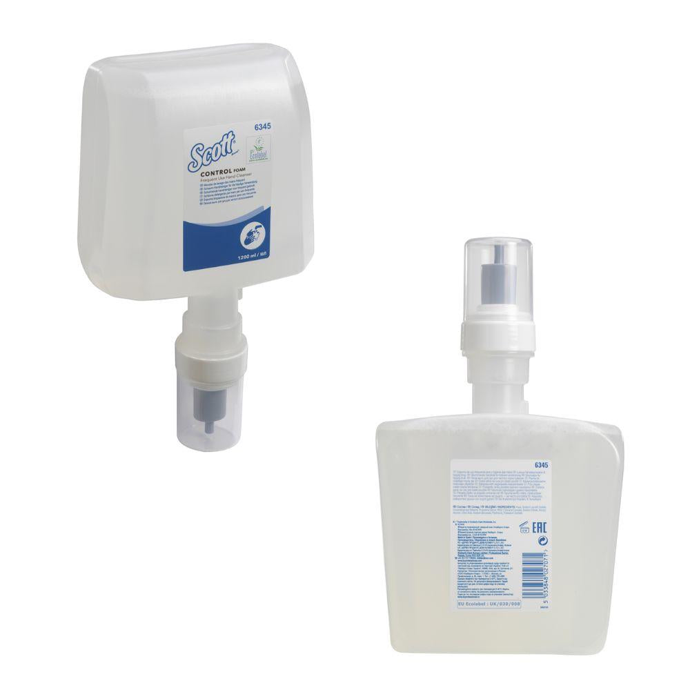 Due viste di una cartuccia rettangolare trasparente di Detergente Schiuma per le Mani Scott® Control™ della Kimberly-Clark GmbH, ciascuna con etichetta bianca e beccuccio a pompa; una mostra il fronte, l'altra evidenzia i dettagli dei protocolli di igiene delle mani. Cartone: 4 cartucce.