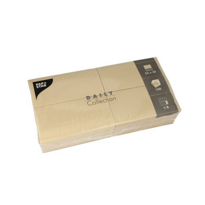 Una pila di tovaglioli beige in una confezione con l'etichetta "PAPSTAR Tovaglioli 'DAILY Collection' 1/8 piega". Questi tovaglioli sono perfetti per la decorazione della tavola. Misurano 32 x 32 cm, sono in totale 150 pezzi e sono piegati in otto parti, offrendo così un comfort sostenibile per le vostre esigenze culinarie.