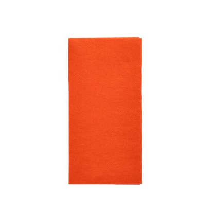 Un singolo tovagliolo rettangolare nel formato 32 x 32 cm della "DAILY Collection" di PAPSTAR GmbH in un vivace tono arancione e progettato per un comfort sostenibile è presentato su uno sfondo bianco semplice.