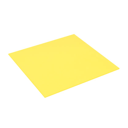 Ein einzelner Post-it® Super Sticky Big Note BN11-EU in Gelb, 279 x 279 mm, von 3M Deutschland GmbH steht schräg auf einem schlichten weißen Hintergrund und hebt seine dreidimensionale Form hervor. Der Block enthält 30 Blatt und ist PEFC-zertifiziert.