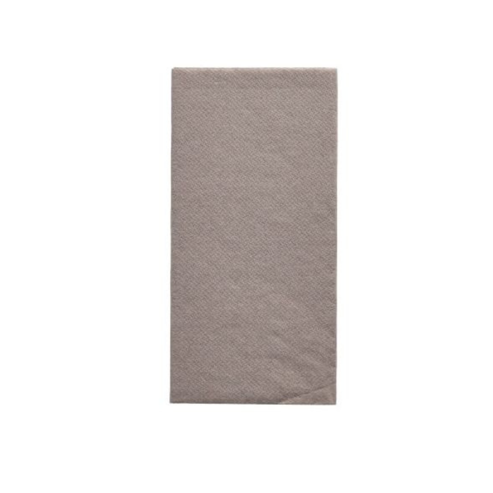 Un tovagliolo rettangolare, piegato con cura, marrone chiaro PAPSTAR della 'DAILY Collection' nel formato 32 cm x 32 cm con piega 1/8 giace su un semplice sfondo bianco e dona un tocco di comfort sostenibile a qualsiasi decorazione da tavola.