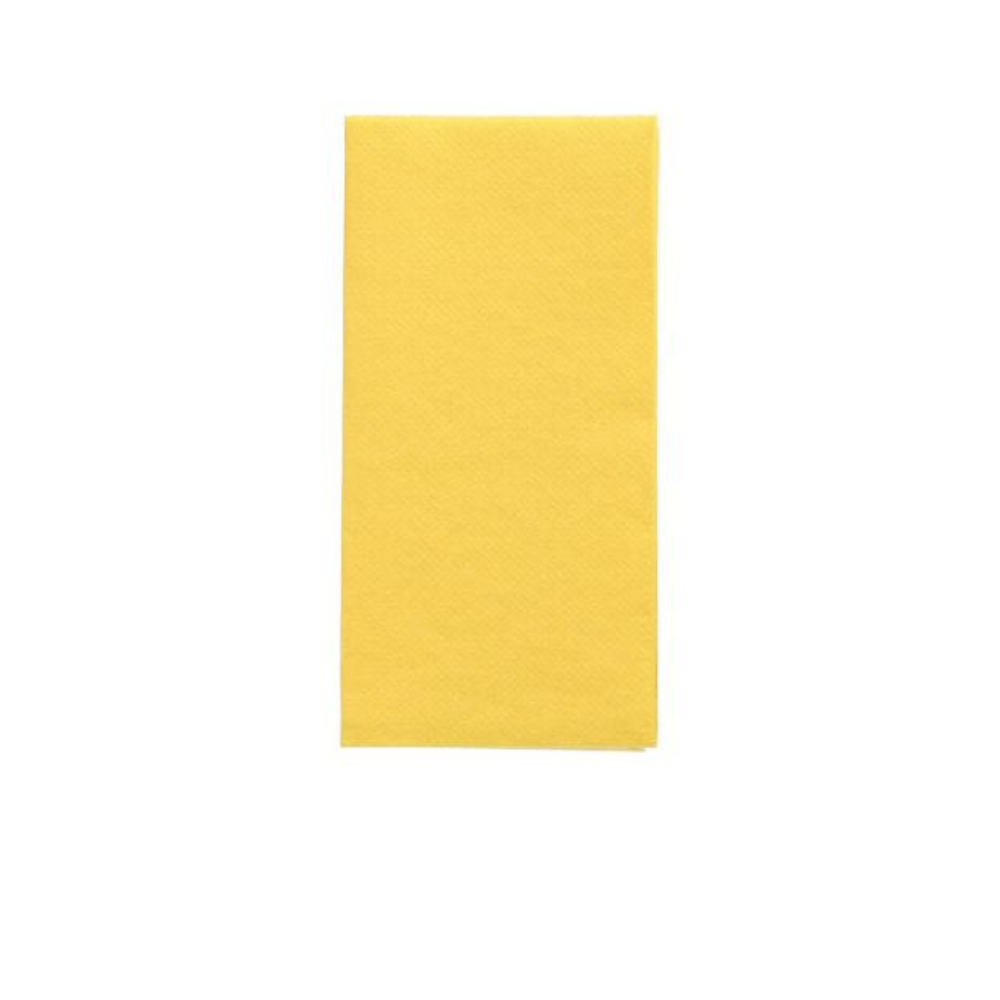Un singolo tovagliolo rettangolare giallo, piegato con cura, della PAPSTAR Tovaglioli 'DAILY Collection' 1/8 piega 32 cm x 32 cm della PAPSTAR GmbH è centrato come decorazione da tavola su un semplice sfondo bianco.