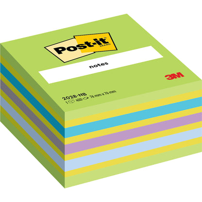 Un cubo di Post-it® Notes, 76 mm x 76 mm, 450 fogli per blocco della 3M Deutschland GmbH, con fogli alternati blu, gialli, viola e verdi. Il foglio superiore mostra l'etichetta del marchio Post-it gialla con il logo rosso 3M.