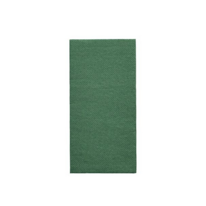 Un tappetino da yoga rettangolare verde giace piatto e ha una superficie leggermente strutturata che offre comfort duraturo su uno sfondo bianco semplice.