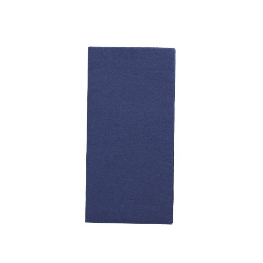 Un tovagliolo rettangolare, blu scuro della 'DAILY Collection' della PAPSTAR GmbH nel formato 32 cm x 32 cm con piega 1/8 si presenta verticalmente su un semplice sfondo bianco e dona un tocco di comfort sostenibile a qualsiasi decorazione da tavola.