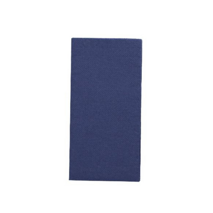 Un tovagliolo rettangolare, blu scuro della 'DAILY Collection' della PAPSTAR GmbH nel formato 32 cm x 32 cm con piega 1/8 si presenta verticalmente su un semplice sfondo bianco e dona un tocco di comfort sostenibile a qualsiasi decorazione da tavola.
