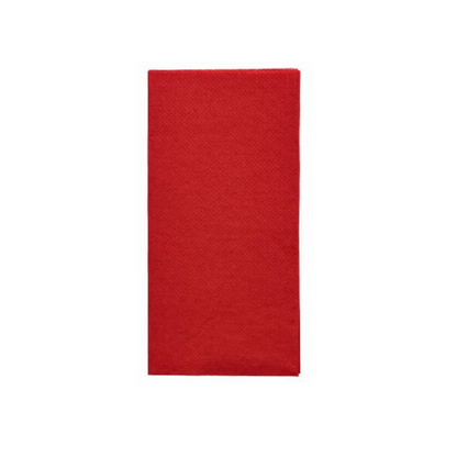 Un tovagliolo rettangolare "DAILY Collection" 1/8 piegato 32 cm x 32 cm in rosso è posato su uno sfondo bianco. La sua struttura leggermente visibile conferisce un tocco di eleganza alla decorazione della tavola, mentre i suoi bordi rimangono puliti e dritti.