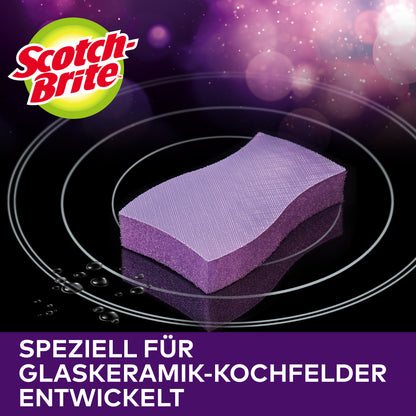 Ein lila Scotch-Brite™ Glaskeramik-Reinigungsschwamm (3 Stück pro Packung) von 3M Deutschland GmbH liegt auf einem schwarzen Glaskeramik-Kochfeld mit Wassertropfen. Text: "Speziell für Glaskeramik-Kochfelder entwickelt." Logo oben links.