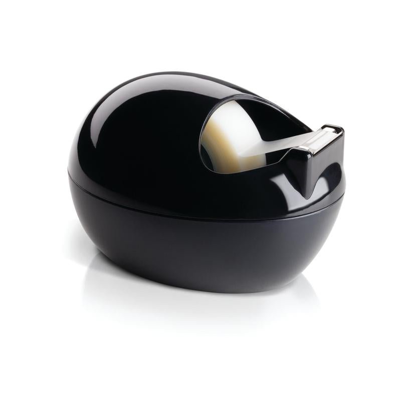 Il dispenser da tavolo Scotch™ Karim Rashid di 3M Deutschland GmbH è un dispenser di nastro adesivo nero con un rotolo di nastro trasparente parzialmente estratto e il bordo di taglio visibile, su uno sfondo bianco.