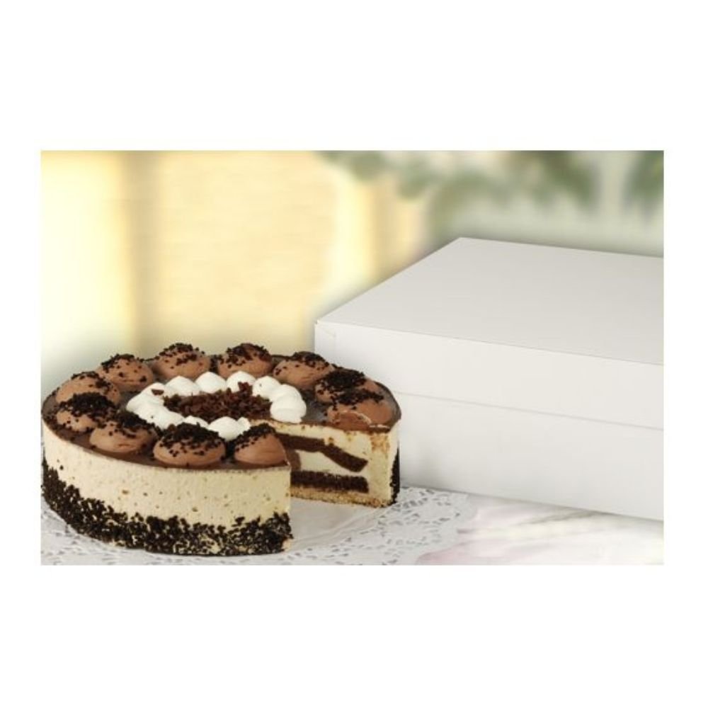 Una torta di cioccolato e panna con glassa turbinante si trova accanto a una PAPSTAR GmbH scatola per torte bianca rettangolare 30x30x13 cm (10 pezzi, con coperchio) chiusa; una fetta è stata rimossa.