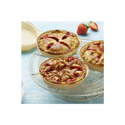 Su un supporto decorativo in metallo ci sono tre piccole torte di fragole con griglia, sullo sfondo fragole fresche e un PAPSTAR 50 stampi "pure" marroni vuoti della PAPSTAR GmbH, tutto su sfondo blu.