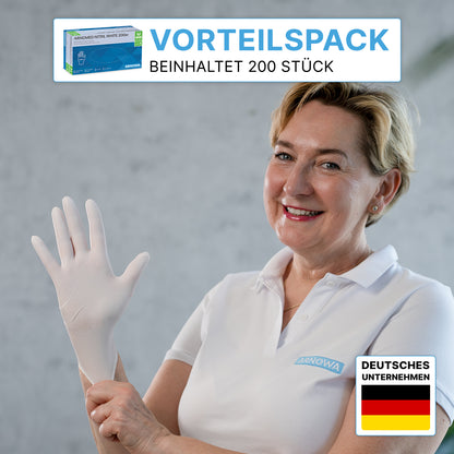 Una donna sorridente in un polo bianco indossa un guanto in nitrile ARNOMED NITRIL WHITE 200er della ARNOWA GmbH. In alto si legge "Pacchetto vantaggio contiene 200 pezzi". Nell'immagine: il pacchetto da 200 pezzi e una bandiera tedesca con "Azienda tedesca".