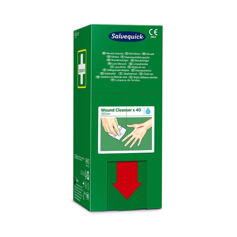 La scatola verde (40 pezzi) di detergente per ferite Salvequick savett (0,9% NaCl, sterile) di Orkla Wound Care AB è dotata di una croce bianca, testo multilingue, un'immagine per la pulizia delle mani e una grande freccia rossa verso il basso sulla parte inferiore.