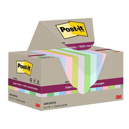 Una scatola di Post-it® Super Sticky 100% Recycling Notes (47,6 x 47,6 mm, 70 fogli per blocco, 100% PEFC) della 3M Deutschland GmbH, con fogli pastello parzialmente estratti, contrassegnati con i loghi del marchio.