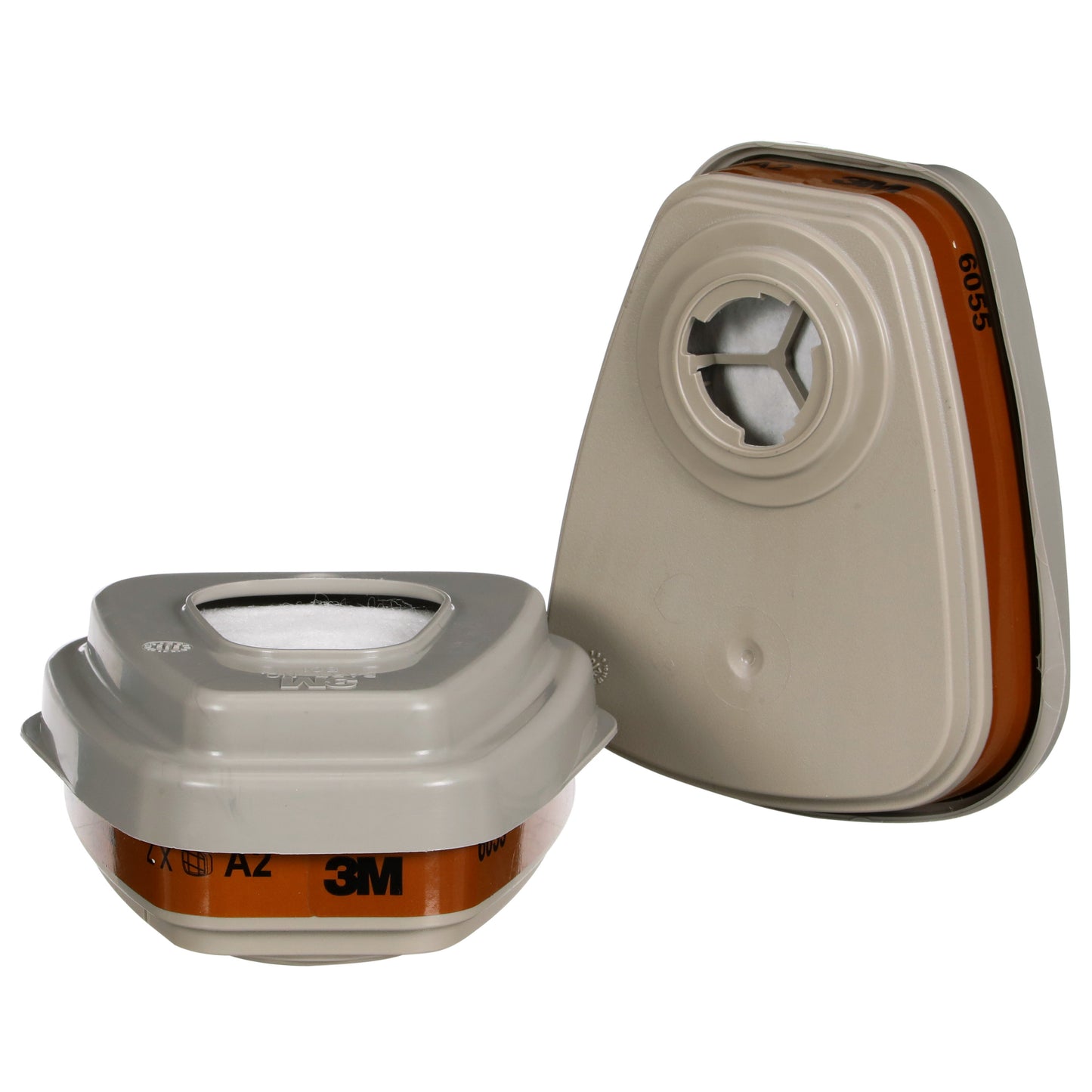Zwei beigefarbene, rechteckige 3M™ Filtersatz 6002-1 A2P2 Kartuschen (2x6055, 2x5925, 2x501) von 3M Deutschland GmbH mit orangem Etikett und sichtbaren weißen Filtern für Atemschutzmasken gegen organische Dämpfe.