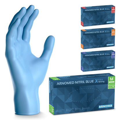 Un guanto monouso ARNOMED NITRIL BLUE XTRA STRONG blu della ARNOWA GmbH è posizionato verticalmente accanto a quattro scatole blu codificate a colori con guanti in nitrile extra spessi nelle taglie dalla S alla XL.