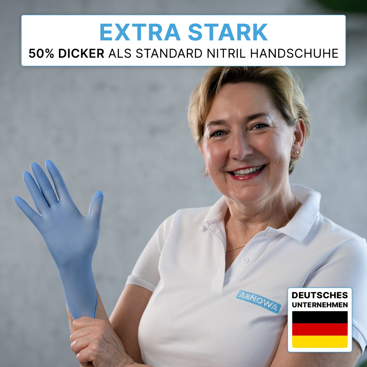 Una donna sorridente indossa ARNOMED NITRIL BLUE XTRA STRONG di ARNOWA GmbH: guanti monouso in nitrile blu particolarmente resistenti - 50% più spessi dello standard. In basso a destra: icona della Germania con "AZIENDA TEDESCA".