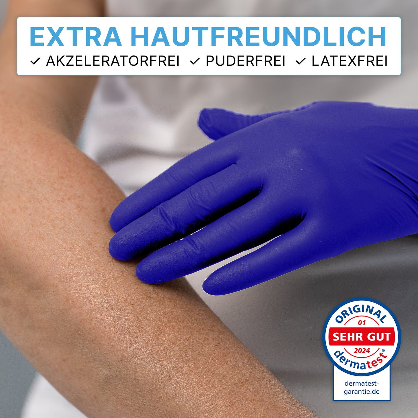 Una persona indossa guanti monouso ARNOMED NITRIL XTRA PURE di ARNOWA GmbH e tocca un avambraccio - l'immagine sottolinea la compatibilità cutanea testata dermatologicamente dei guanti in nitrile privi di lattice e polvere, e senza acceleratori.