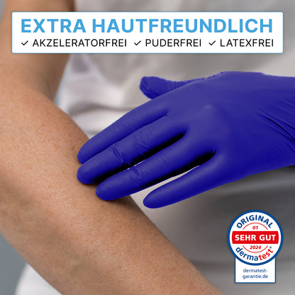 Una persona indossa guanti monouso ARNOMED NITRIL XTRA PURE di ARNOWA GmbH e tocca un avambraccio - l'immagine sottolinea la compatibilità cutanea testata dermatologicamente dei guanti in nitrile privi di lattice e polvere, e senza acceleratori.