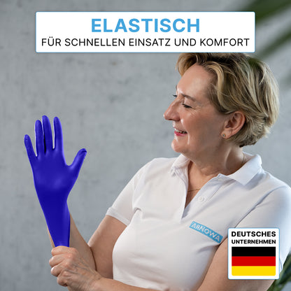 Una donna con una polo bianca "ARNOWA" sorride mentre indossa guanti monouso in nitrile ARNOMED NITRIL XTRA PURE delicati sulla pelle e privi di acceleratori della ARNOWA GmbH. L'immagine mostra un testo in tedesco sull'elasticità, il comfort e un'etichetta "Azienda Tedesca" con bandiera.