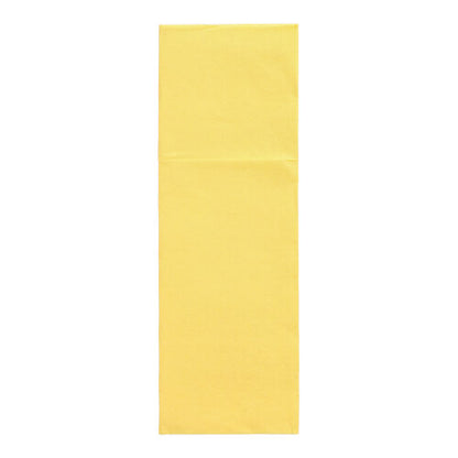Un tovagliolo di carta rettangolare giallo della PAPSTAR 50 tovaglioli „DAILY Collection“ (48 cm x 30 cm, piega per posate) della PAPSTAR GmbH, non piegato e presentato su uno sfondo bianco.