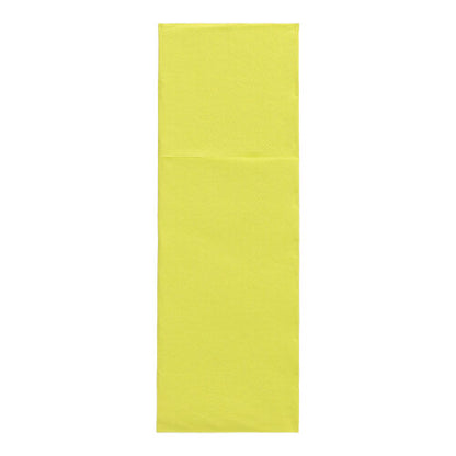 Un singolo tovagliolo rettangolare giallo della PAPSTAR 50 tovaglioli "DAILY Collection" (48 x 30 cm, piega per posate) della PAPSTAR GmbH è raffigurato verticalmente su uno sfondo bianco e appare liscio con una leggera piega superiore.
