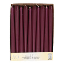 Eine Pappschachtel mit 50 kastanienbraunen, 25 cm langen und 2,2 cm dicken Leuchterkerzen, die von oben gesehen in einer einzigen Reihe angeordnet sind. Auf dem Etikett steht "Starpak 50 Leuchterkerzen Ø 2,2 cm-25 cm" mit Mengenangaben in mehreren Sprachen.