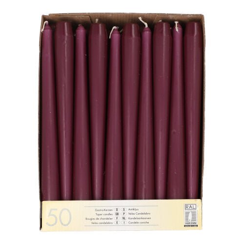 Una scatola di cartone contenente 50 candele da candelabro color castagna, lunghe 25 cm e spesse 2,2 cm, disposte in un’unica fila se osservate dall’alto. Sull’etichetta è riportata la dicitura «Starpak 50 candele da candelabro Ø 2,2 cm-25 cm», con le indicazioni quantitative in diverse lingue.