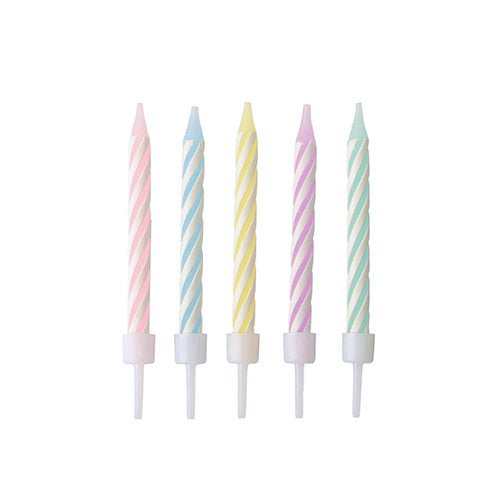 PAPSTAR 24 candele di compleanno pastello con supporto (6 cm, assortiti per colore) di PAPSTAR GmbH. Raffigurate in fila verticale - rosa, blu, giallo, viola e verde - su uno sfondo bianco semplice. Ogni scatola contiene 10 pezzi.