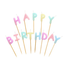 Das PAPSTAR Buchstabenkerzen-Set zeigt pastellfarbene Buchstabenkerzen mit dem Schriftzug "Happy Birthday" (8 cm), jeweils auf einem Holzstab. Erhältlich in den Farben rosa, gelb, blau, lila und grün. Verkauft in einem Karton mit 12 Packungen von PAPSTAR GmbH.