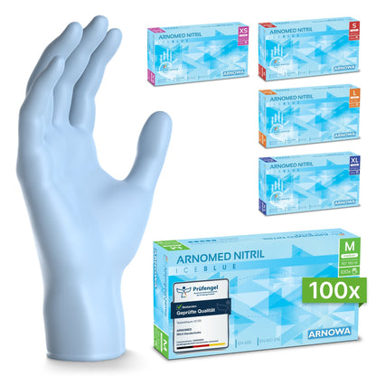 Un guanto ARNOMED NITRIL ICE BLUE azzurro della ARNOWA GmbH è in piedi, con cinque scatole di questi guanti in nitrile di diverse dimensioni e colori sul lato destro e una scatola verde-bianca più grande "100x" in primo piano.