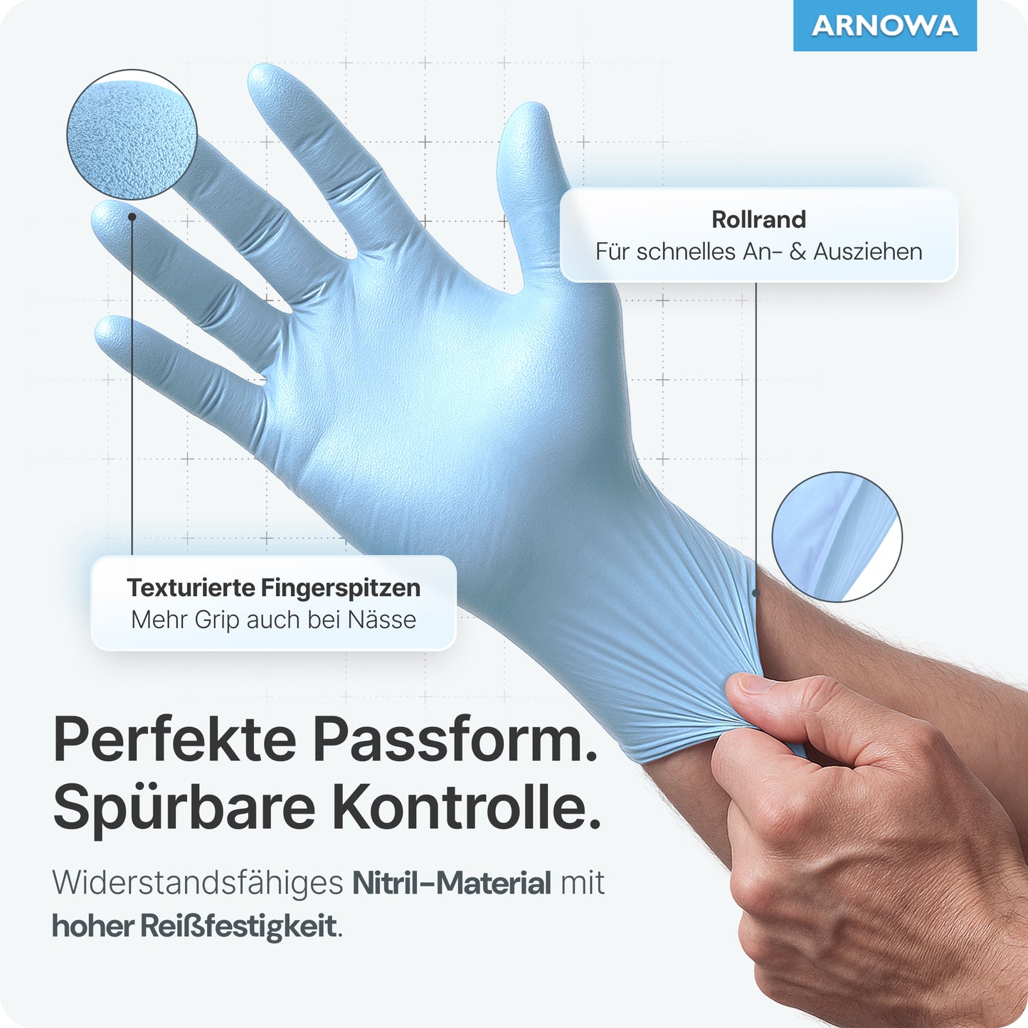Una mano indossa un guanto monouso ARNOMED NITRIL ICE BLUE azzurro della ARNOWA GmbH. Il guanto in nitrile ha un bordo arrotolato, punte delle dita strutturate, è privo di lattice, si adatta perfettamente, offre una buona presa anche in condizioni di umidità ed è resistente agli strappi.