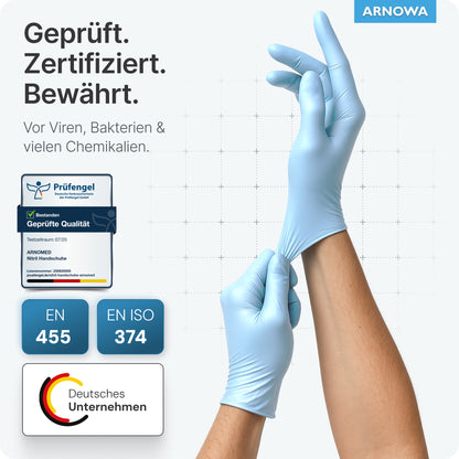Una persona indossa guanti monouso ARNOMED NITRIL ICE BLUE della ARNOWA GmbH. Testo e icone mostrano che questi guanti privi di lattice sono testati per la qualità, resistenti a virus, batteri e sostanze chimiche secondo EN 455 e EN ISO 374.