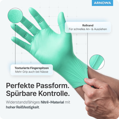 Una mano indossa un guanto monouso ARNOMED NITRIL PEPPERMINT GREEN della ARNOWA GmbH in color menta. L'etichettatura mostra le punte delle dita strutturate, il polsino arrotolato e la facilità di indossamento. Il testo tedesco evidenzia la vestibilità, la presa e la resistenza allo strappo.