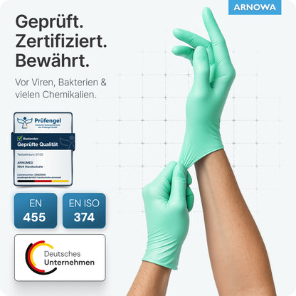 Una persona indossa guanti monouso ARNOMED NITRIL PEPPERMINT GREEN color menta della ARNOWA GmbH. L'immagine mostra loghi di certificazione e una targhetta, oltre a un testo tedesco che conferma che questi guanti senza lattice sono testati per la protezione contro virus, batteri e sostanze chimiche.