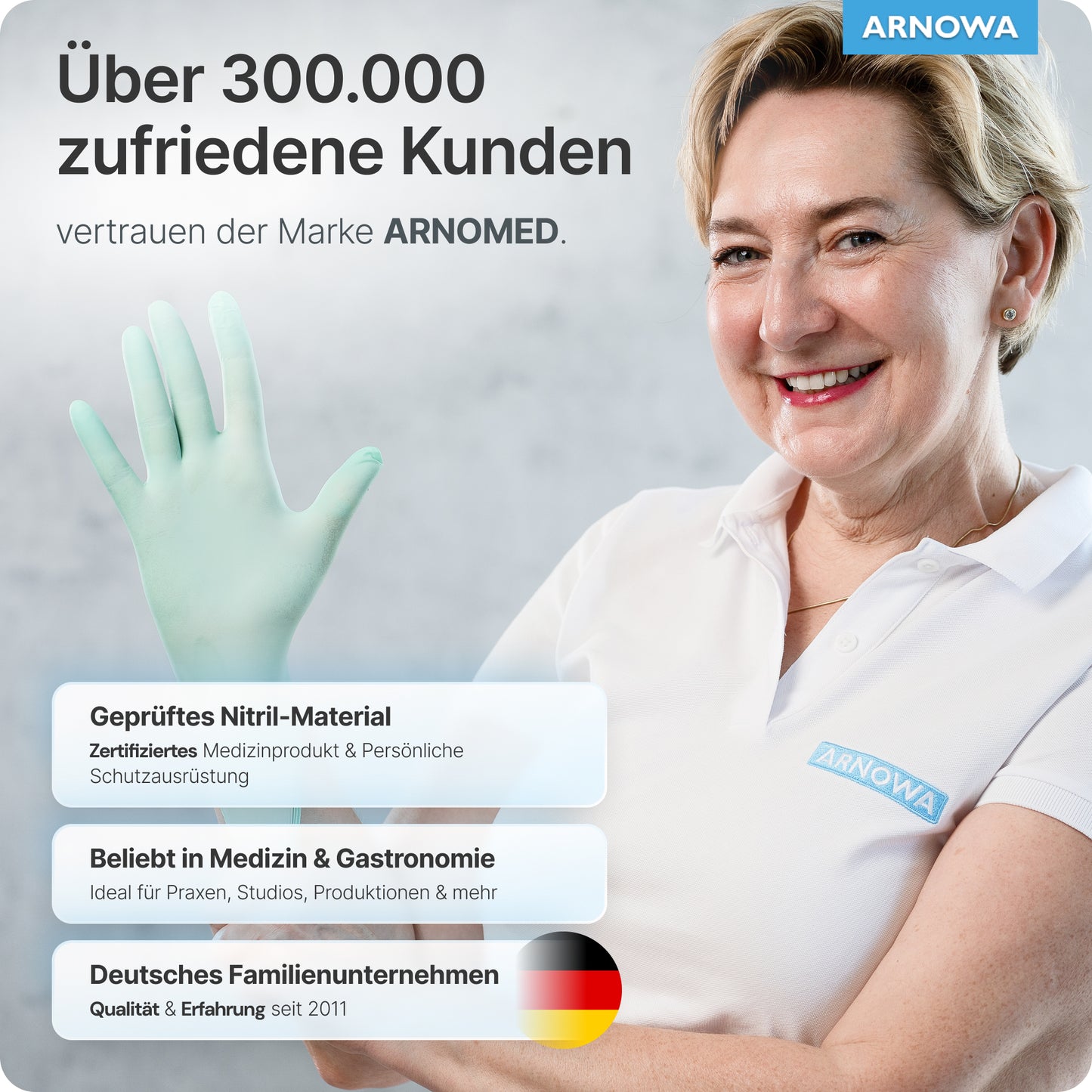 Una donna sorridente in un polo bianco con un cartellino "ARNOWA" tiene in alto guanti monouso ARNOMED NITRIL PEPPERMINT GREEN color menta della ARNOWA GmbH. Nitrile certificato, senza lattice-ideale per medicina e gastronomia. Bandiera tedesca in vista.