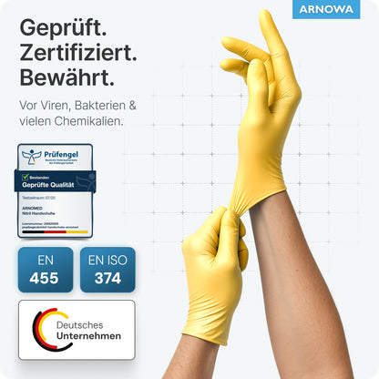 Una persona indossa un guanto monouso ARNOMED NITRIL SUNFLOWER YELLOW della ARNOWA GmbH. Il guanto senza lattice protegge da virus, batteri e sostanze chimiche; certificato secondo EN 455, EN ISO 374, viene mostrato "Azienda tedesca".
