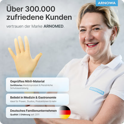 Una donna sorridente in polo bianco e guanti blu presenta i guanti monouso ARNOMED NITRIL SUNFLOWER YELLOW della ARNOWA GmbH - certificati, senza lattice, ideali per medicina e gastronomia e da un'azienda tedesca.