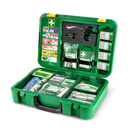 La cassetta di pronto soccorso X-LARGE di Orkla Wound Care AB | Confezione (1 pezzo) dispone di scomparti chiari con bende, forbici, guanti, cerotti, un impacco freddo e un manuale illustrato - perfetto per le emergenze.