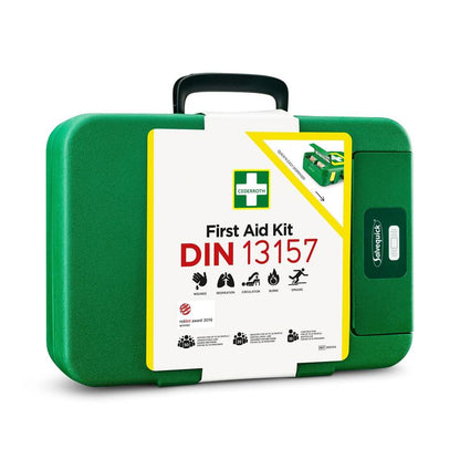 La cassetta di pronto soccorso DIN verde | Confezione (1 pezzo) in plastica di Orkla Wound Care AB ha un'etichetta bianca con la scritta "First Aid Kit DIN 13157", simboli iconici ed è un equipaggiamento di emergenza indispensabile.