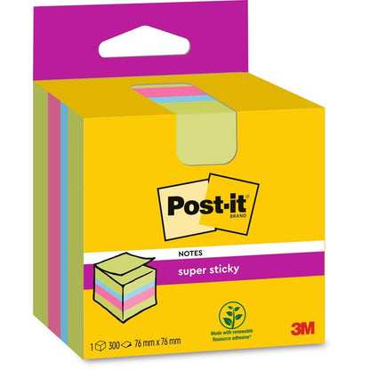 Una confezione di cubi di Post-it® Super Sticky Notes di 3M Deutschland GmbH, 300 fogli in quattro colori, 76 mm x 76 mm, su una scatola giallo-rosa con il marchio 100% PEFC e il simbolo delle risorse rinnovabili.