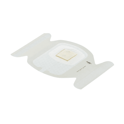 Il 3M Tegaderm CHG Clorexidina Gluconato I.V. Medicazione Fissativa (7 x 8,5 cm) di Solventum Germany GmbH è una medicazione antimicrobica trasparente con un pad centrale bianco e sensore su uno sfondo semplice bianco, progettato per contribuire alla riduzione delle infezioni da catetere.