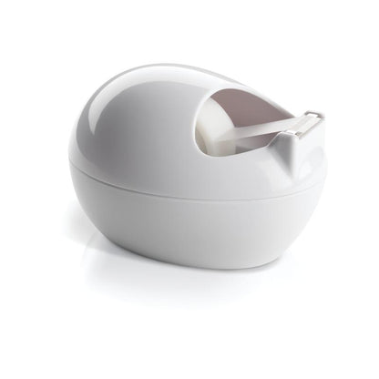 Il dispenser da tavolo Scotch™ Karim Rashid di 3M Deutschland GmbH è un dispenser di nastro adesivo bianco e ovale con un rotolo di nastro all'interno, che si trova su una superficie bianca riflettente.