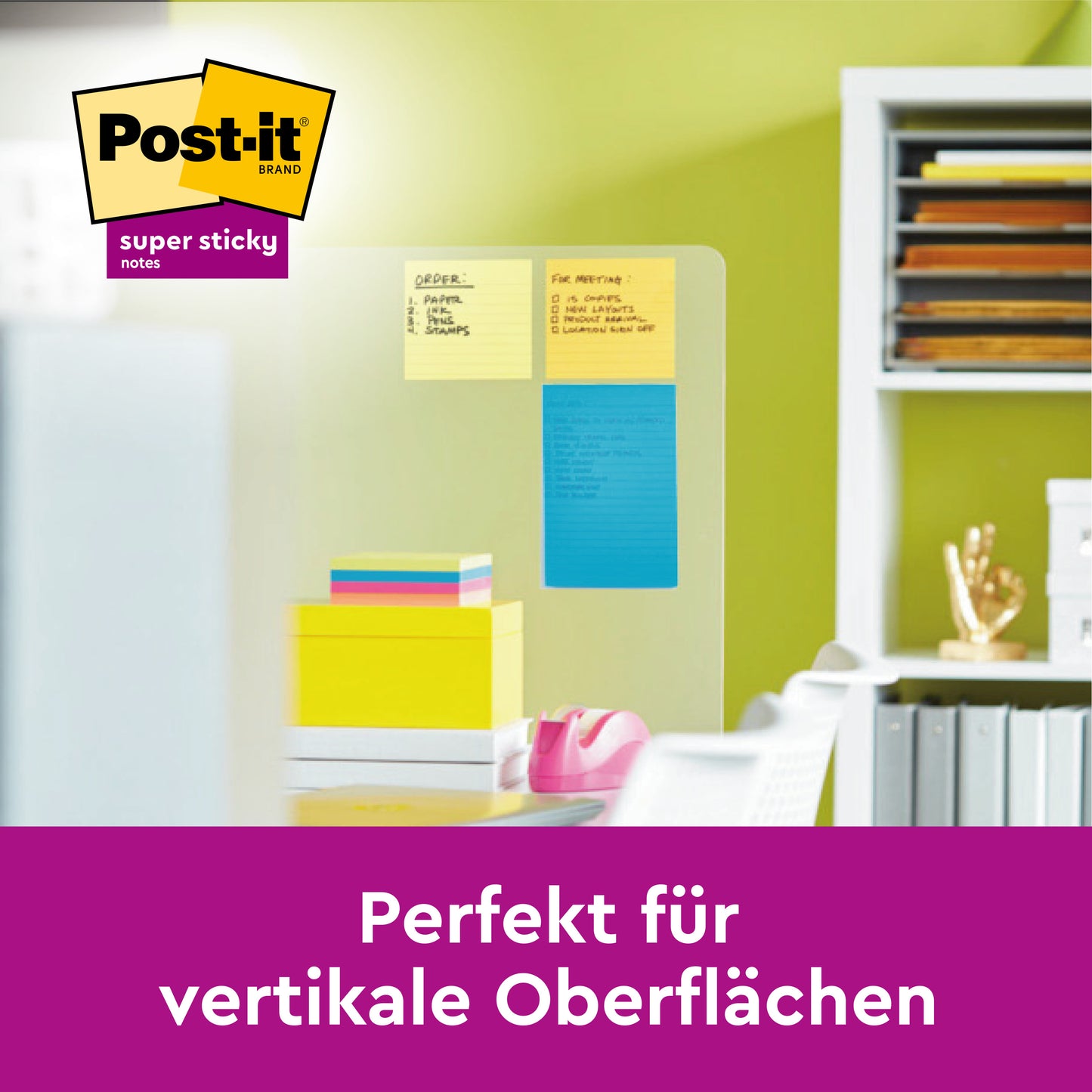 Eine Glastafel zeigt drei Post-it® Super Sticky Notes im Großformat (101 mm x 101 mm, 70 Blatt/Block, 100% PEFC) von 3M Deutschland GmbH im Büro mit Regal und Schreibtisch. Text: "Perfekt für vertikale Oberflächen.