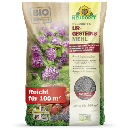 Un sacco da 10 kg di Farina di Roccia di Neudorff dal Neudorff Shop, etichettato per 100 m², con motivi di ortensie e bacche, fornisce nutrienti naturali per aumentare la fertilità del suolo e migliorare la qualità del terreno.