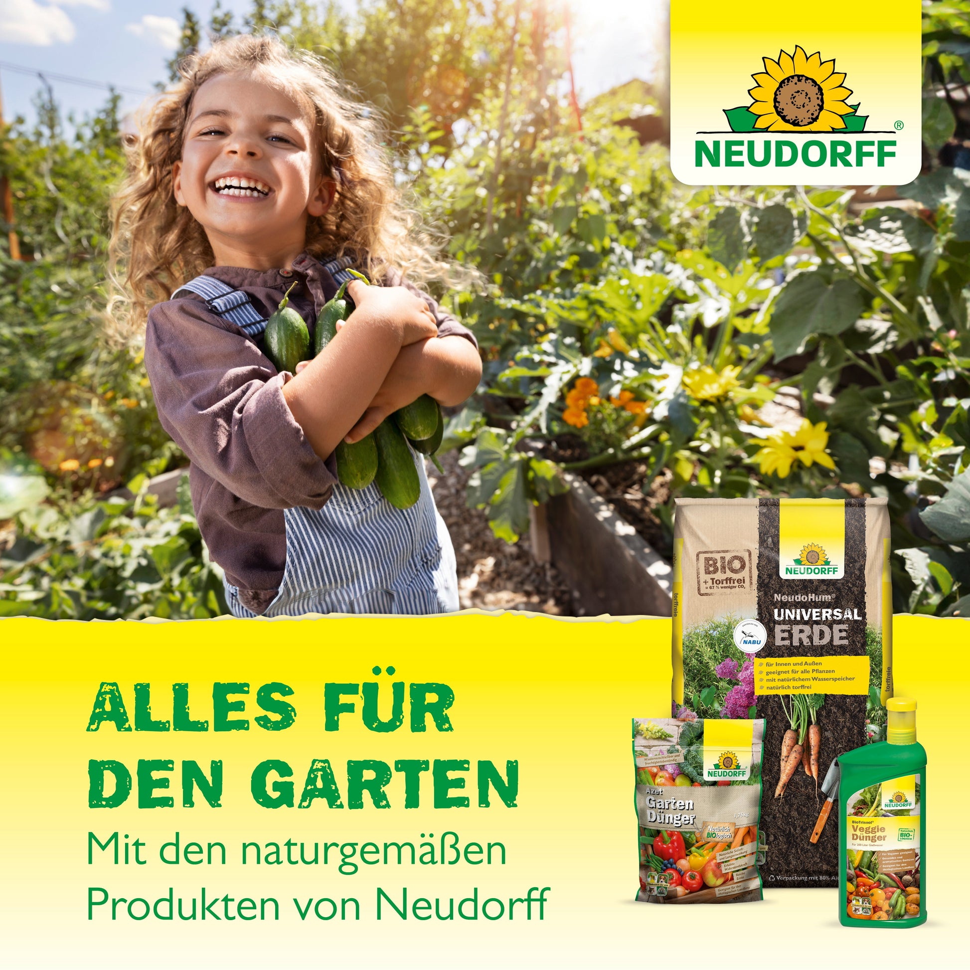 Ein lächelndes Kind mit lockigen Haaren hält Gurken in einem Gemüsegarten. Im Vordergrund sind die Gelbtafeln von Neudorff Shop (kleinformatig) mit dem Neudorff-Logo und deutschem Text abgebildet.