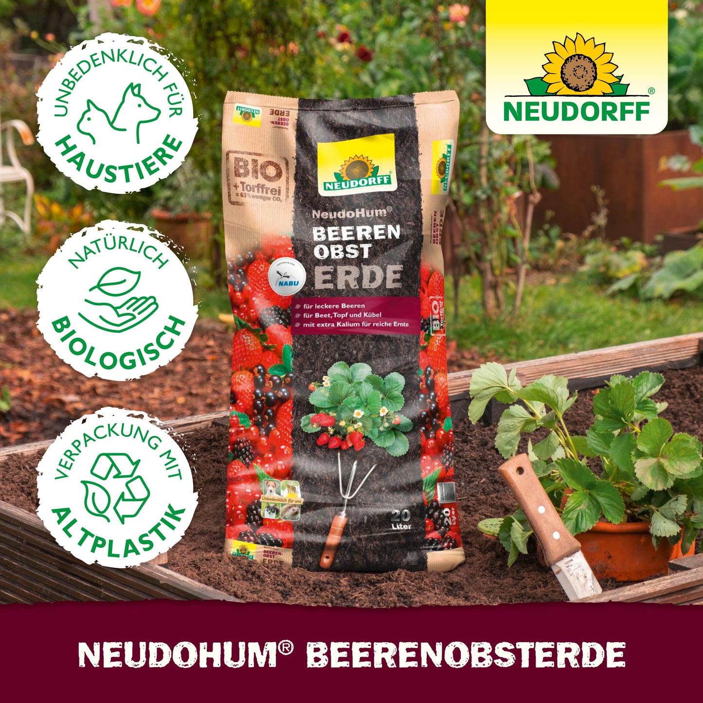 Ein Beutel NeudoHum BeerenobstErde aus dem Neudorff Shop liegt auf einem Hochbeet mit Erdbeeren und einer Kelle; umweltfreundliche und haustierfreundliche Symbole zeigen, dass es ideal für Obst in Topf oder auf dem Balkon ist.
